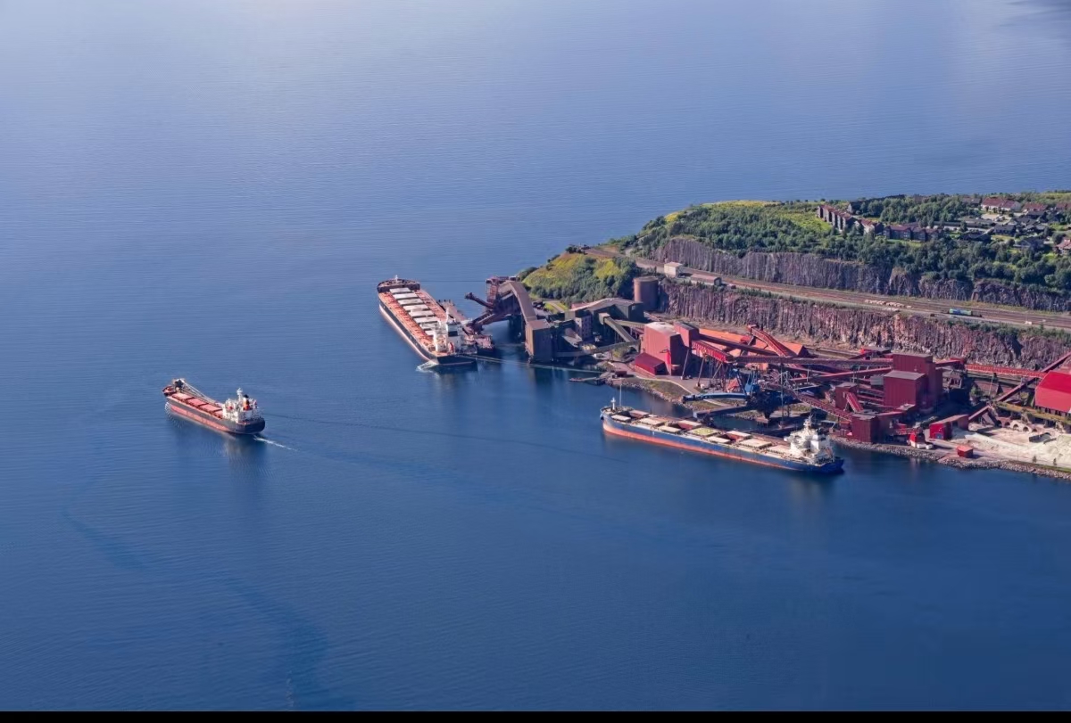 Bulk commodity terminal and cargo vessels